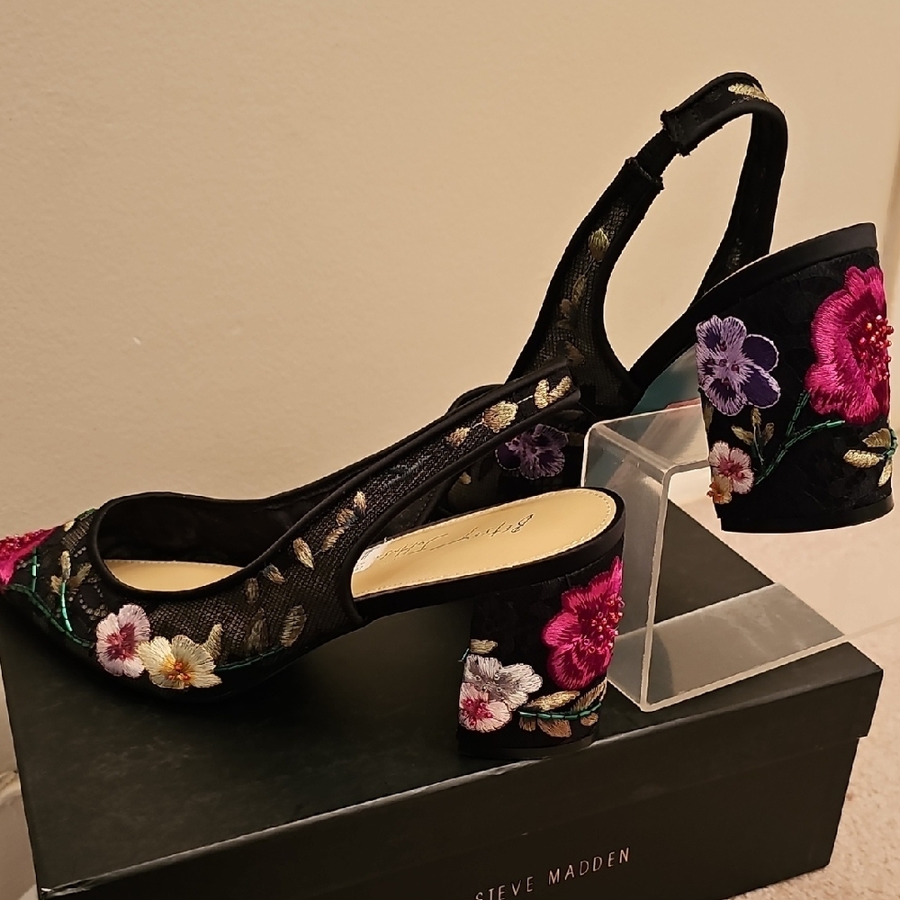 Betsey Johnson Black Slingback Heels with Pink & White Floral Embroidery - Picture 5 of 9